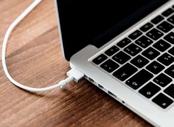 Macが起動しない場合のMacBookを長く充電
